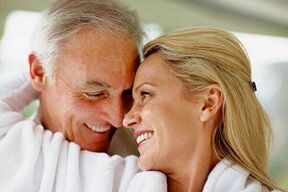 ευτυχισμένος άνθρωπος που αύξησε τη δύναμή του μετά τα 50